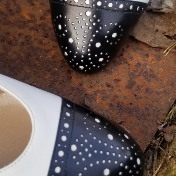 Bruno Magli two-tonr pumps - Picture 4 of 5